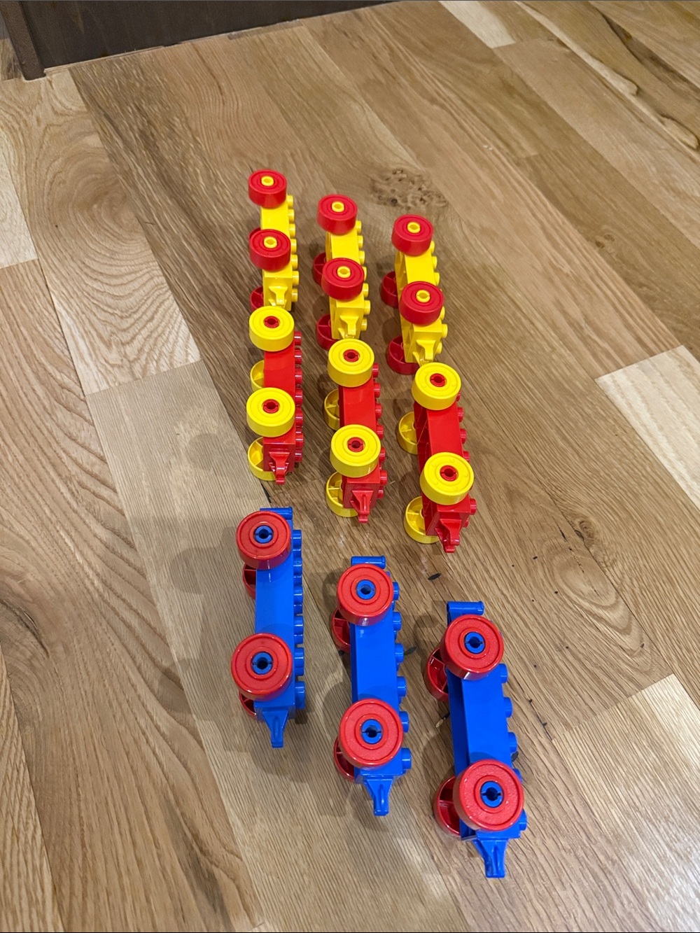 LEGO Duplo Set of 9 Vintage Train Car Bases - Picture 3 of 5